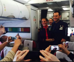 Papa Francesco, in aereo, sposa due assistenti di volo