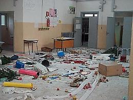 Acido e creolina in 7 aule: due arresti e una denuncia