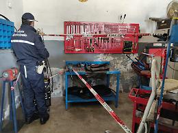Nessuna autorizzazione, sigilli all'officina: maximulta e denuncia per il titolare
