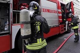Incendio in appartamento nel Napoletano, uomo messo in salvo: colpa di una sigaretta 