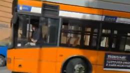 Protesta per auto in sosta sulla fermata: investito autista Anm