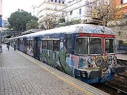 Treno in ritardo, chiude la stazione: passeggeri imprigionati