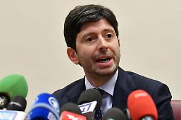 Speranza a Napoli: «Stiamo piegando la curva dei contagi»