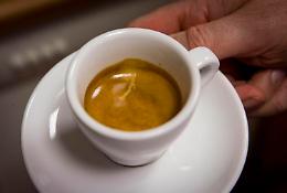 Serve il caffè in una tazzina di ceramica, 400 euro di multa per barista e cliente 