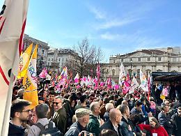 Famiglie arcobaleno in piazza: «Giù le mani dai nostri figli». C'è anche Schlein
