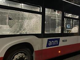 Napoli, due autobus assaltati a colpi di mazze