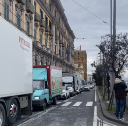 Caan a rischio chiusura, corteo in centro con i furgoni
