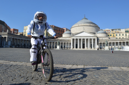 Un astronauta in bici in città, via alle riprese dello spot del Napoli Bike Festival