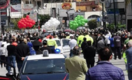 Folla in strada a Saviano per i funerali del sindaco ucciso dal Coronavirus, nonostante i divieti