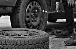 Tentano di rubare pneumatici da auto in sosta, presi