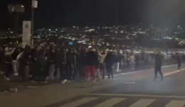 Calcio, cori e fumogeni nella notte sotto l'albergo del Milan