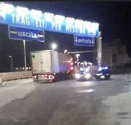 Agli imbarchi per la Sicilia con 18 chili di droga: napoletano in manette