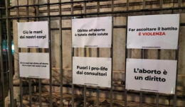 A Napoli affissi cartelli per il diritto all’aborto