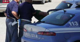 Donna ferita al volto in strada, polizia arresta il marito
