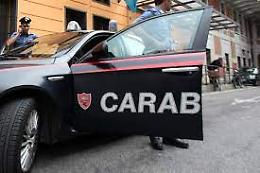 Picchia l'ex e il nuovo compagno: in manette 52enne nel Napoletano 