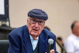 Camilleri in condizioni stazionarie, ma critiche