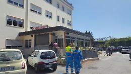 Maltratta la madre e la colpisce con un coltello, arrestato