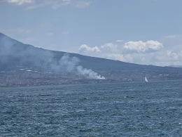 Bruciano sterpaglie, colonna di fumo visibile a km di distanza
