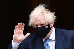Johnson, dietrofront dopo polemiche: farà quarantena covid