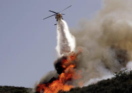Incendi sul Vesuvio e nel Salernitano, elicotteri in azione