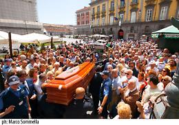 In centinaia ai funerali di Francesco Caccavale, patron dell’Augusteo