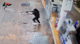 A 16 anni rapinano distributori benzina armi in pugno
