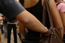 Sfila portafogli da una borsa, arrestato
