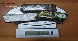 Sorpreso con quasi un chilo di hashish e marijuana, arrestato
