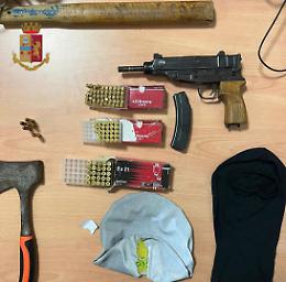 Fermato sullo scooter, punta la pistola contro la polizia