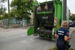 Milano, donna investita e uccisa da camion rifiuti