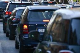 Codice della strada 2023, nuove misure: «Multe fino a 1.700 euro per cellulare alla guida»