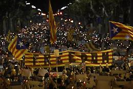 Disordini e scontri a Barcellona, chiusa la Sagrada Familia: rinvio del Clasico