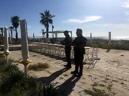 Un cancello per chiudere la spiaggia libera, sigilli al lido abusivo
