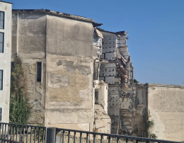 Crollo al cimitero travolse resti umani, aiuto dalla Curia
