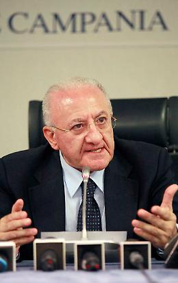 De Luca attacca grillini e de Magistris: «Acqua, legge rivoluzionaria contro chi fa ammuina e le parole al vento». Poi incontra il sindaco di Napoli