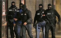 Parigi, concluso blitz della polizia: 2 morti e 7 arresti