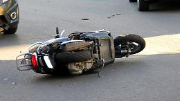 Rapina cellulare, la polizia lo insegue e cade dallo scooter: è grave