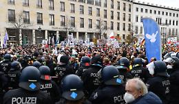 Covid in Germania, in migliaia in piazza contro restrizioni