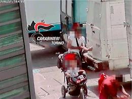 Piazza dello spaccio a Torino, padre si droga davanti al figlio