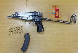 Punta una mitraglietta contro la polizia, arrestato