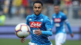 Napoli, Ounas minacciato con una pistola e rapinato sotto casa 