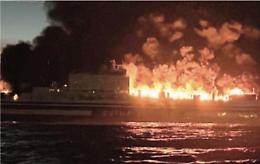Nave in fiamme, panico e dispersi 