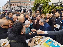 Centinaia in piazza per celebrare il compleanno di Massimo Troisi