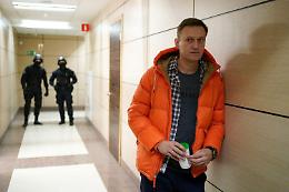Navalny, la moglie: «Avvelenato con Novichok». Ancora negato accesso a salma