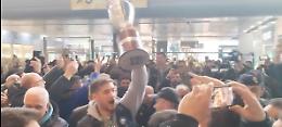 Napoli Basket, la squadra accolta trionfalmente dai tifosi alla stazione