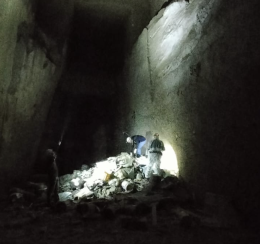 Via Toledo, discarica abusiva in una cavità del sottosuolo