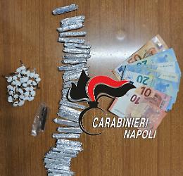 Droga sotto il bidone dell'immondizia, preso pusher