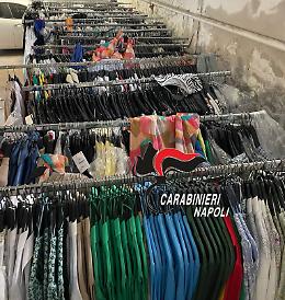 Outlet di abiti ricettati e contraffatti a Casoria