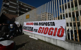 Momenti di tensione tra parenti omicida e amici di Giogiò