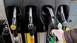 Tragedia al distributore, cosparge l’auto di benzina e si dà fuoco